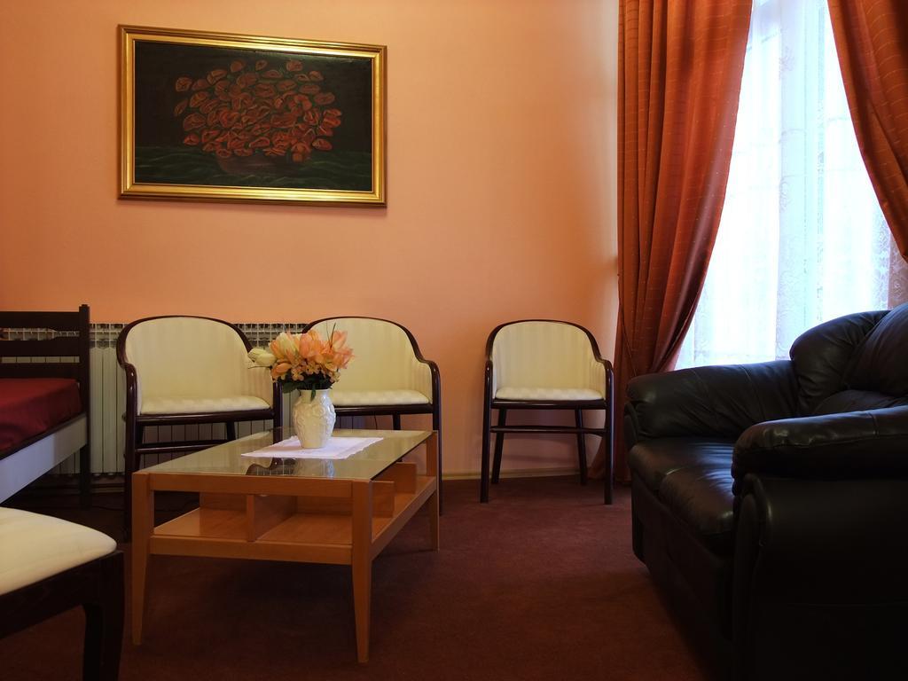 Bed & Breakfast Vila Stanisic Pozega Værelse billede